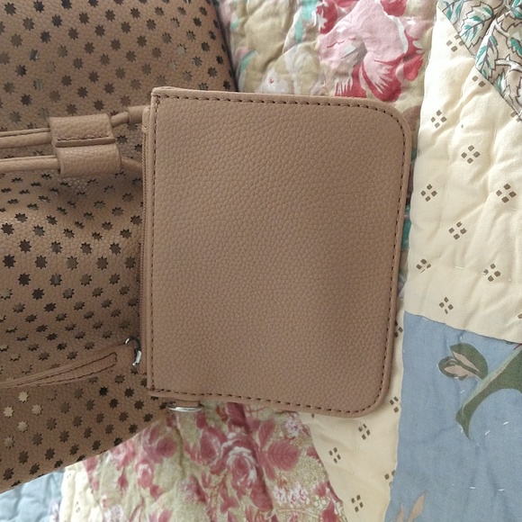 Nine West Drawstring Tan Bucket Bag, In Like New Condition, - Picture 9 of 16